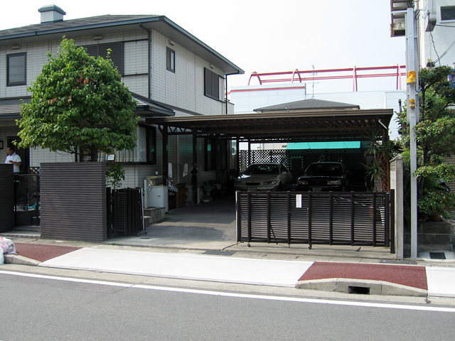 愛知県春日井市で平成６年より地域の皆様に支えられてきた造園・建築会社、造園四季への施行実績、ゲート工事の実例です。