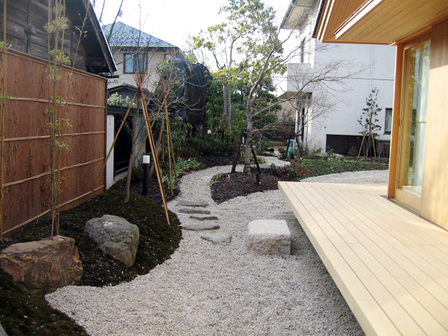 愛知県春日井市で平成６年より地域の皆様に支えられてきた造園・建築会社、造園四季への施行実績、造園の実例です。